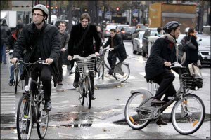 gente en bicicleta